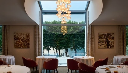 Foto de El restaurante Ni�be re�ne arquitectura y alta cocina a orillas del lago de Como
