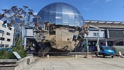 Foto de Dos plataformas Multitel MZ 250 para la limpieza del Planetario de Bristol