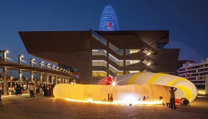 Foto de Doscientos estudiantes de Arquitectura de la UIC levantan una gran instalaci�n inflable en el centro de Barcelona