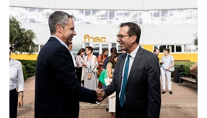 Foto de El ministro de Trabajo francés visita el almacén de Fnac en Madrid para conocer su protocolo frente al calor extremo