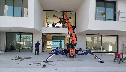 Foto de Transgruas repite en Veteco 2026 con su gama de equipos para manipulación de vidrio