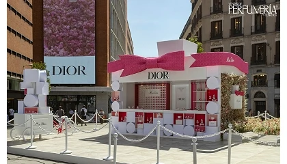 Foto de Dior transforma la Plaza del Callao en un taller de costura para presentar Miss Dior Eau de Parfum