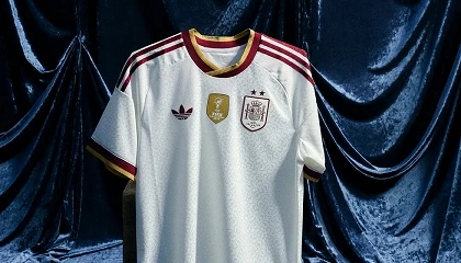 Foto de adidas presenta la camiseta de visitante de Espa�a con las dos estrellas