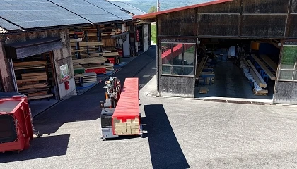 Foto de Fink Holzbau sube su rampa del 7% sin detenerse con dos carretillas multidireccionales Phoenix de Hubtex