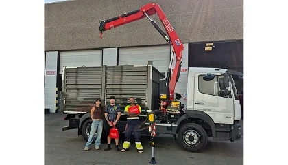 Foto de Transgrúas entrega a Heechee una grúa Fassi F95B con carrocería a medida