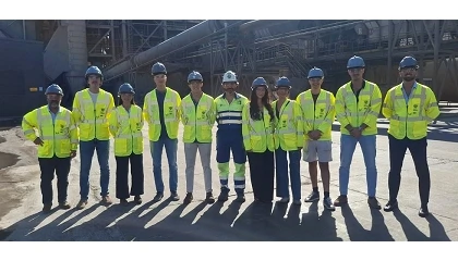 Foto de Estudiantes de Ingenier�a Industrial de Loyola visitan la f�brica de Cementos Portland Valderrivas