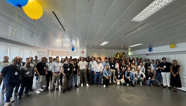 Foto de 40 aniversario de Haulotte Group: Innovación y Servicio por bandera