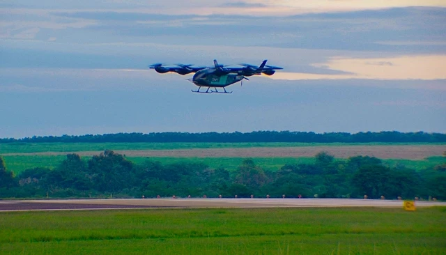 Foto de Eve Air Mobility completa con éxito el primer vuelo de su prototipo eVTOL a escala real