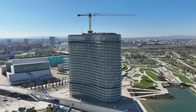 Foto de La gr�a Liebherr 110 EC-B de Gr�as Cerezo trabajar� en la ampliaci�n de la emblem�tica Torre del Agua de Zaragoza