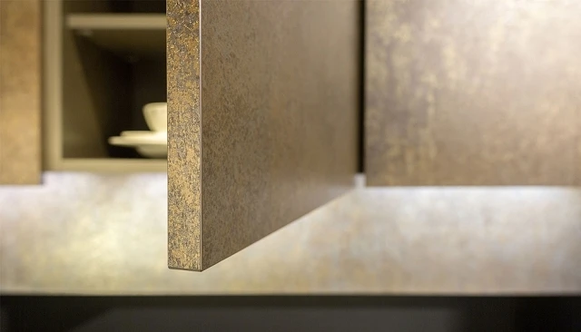 Foto de Rehau Interior Solutions impulsa el canteado láser sin juntas con Raukantex pro para el mobiliario contemporáneo