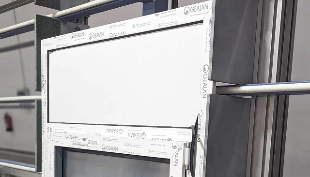 Foto de Innovaci�n en la rehabilitaci�n: soluci�n de tapajuntas t�cnico en PVC para el registro de persiana enrasado