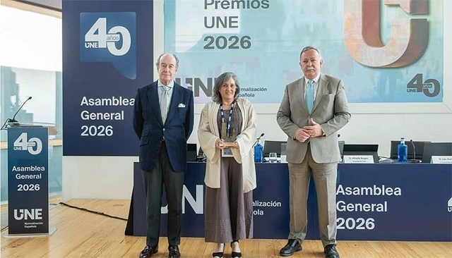 Foto de Cecilia Salamanca, responsable de departamento técnico de AFEC, recibe el Premio López Agüí 2026 de UNE