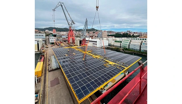 Foto de Botada la primera plataforma fotovoltaica offshore flotante del proyecto RENOVAR