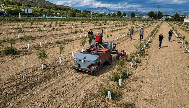Fotografia de ID David y Mula prueban maquinaria automatizada en cultivos le�osos