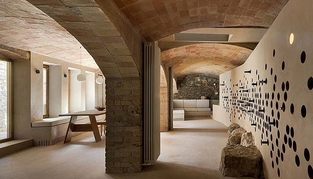 Foto de Bouman Arquitectura selecciona el material Mortex para envolver y dar continuidad integral a la rehabilitación de un sótano convertido en una bodega contemporánea
