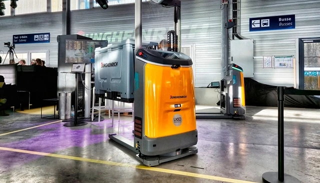 Foto de Jungheinrich ampl�a su oferta de automatizaci�n con el robot m�vil EAC 212a para aplicaciones de gran altura