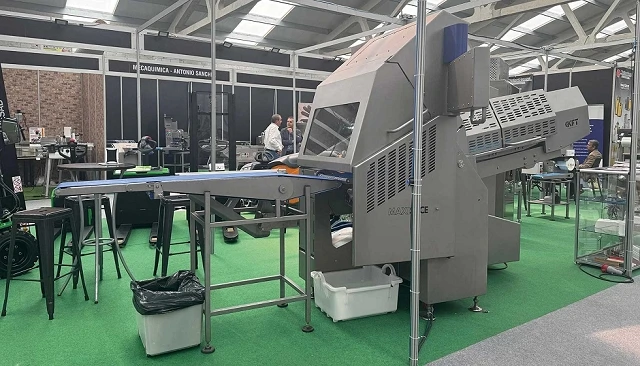 Photo de KFT Food Machinery muestra en FIC Guijuelo 2026 las capacidades de su loncheadora MAXI SLICE