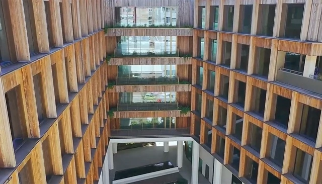Foto de Club Madera entra en un edificio de oficinas en su cuarto v�deo de Retos de la Madera