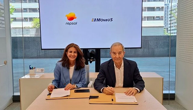 Foto de Repsol y Monbus suscriben un acuerdo multienerg�a para avanzar en la descarbonizaci�n del transporte por carretera