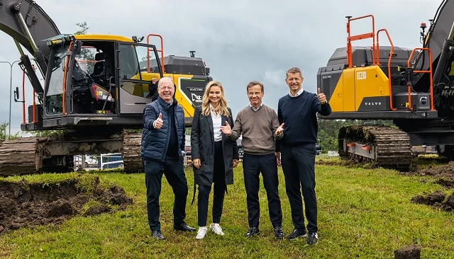 Foto de El primer ministro de Suecia realiza la primera excavación simbólica de la nueva fábrica de Volvo CE