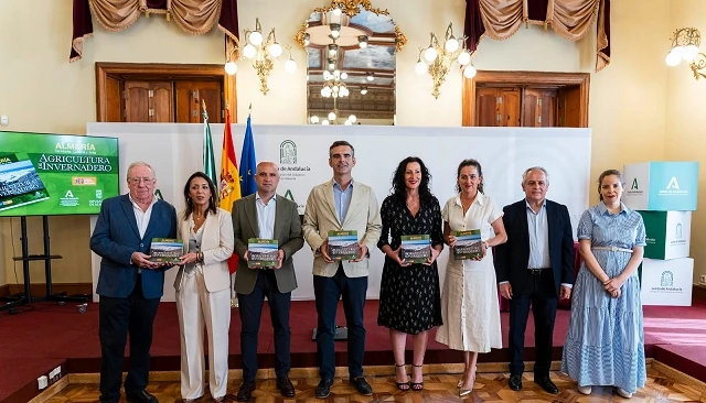 Foto de La Junta de Andaluc�a y la Diputaci�n de Almer�a editan una gu�a que recoge �la evoluci�n y el �xito� de la agricultura de invernadero almeriense