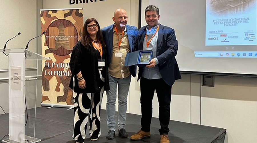 Foto de Reconocimiento de la APP a nuestra revista Pavimentos y Revestimientos, durante su 11� Convenci�n Nacional