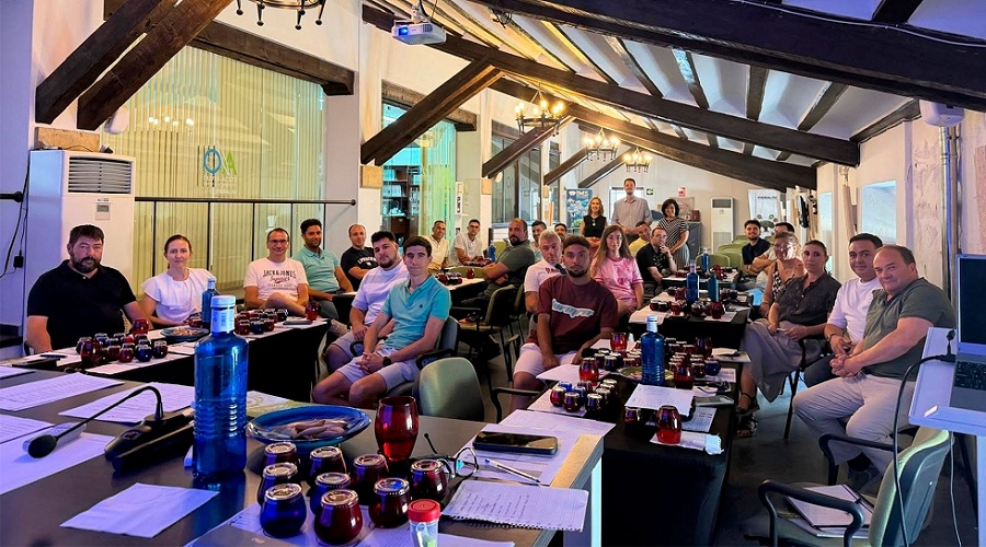 Foto de El Curso de Maestros de Almazara profundiza en el an�lisis sensorial con la cata de 35 aceites en �beda