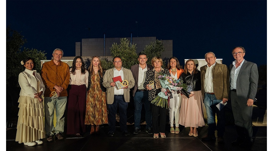 Foto de AEMODA recibe el I Premio Amigos del Olivo por su labor en la profesionalizaci�n de las almazaras