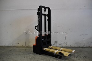 Apilador autopropulsado BT SHE100