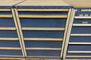 Armario de cajones con contenido