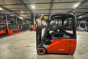 05/2024 Servicio + UVV 12/2026 Linde E16H 1,600kg 3,+4. Horquilla de ajuste de v�lvulas D�plex Carretilla elevadora el�ctrica de elevaci�n libre 7,089 horas