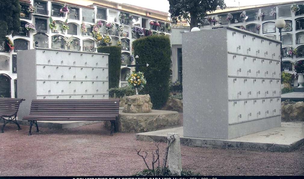 Foto de Dos columbarios de 48 cinerarios cada uno