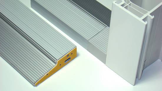 Foto de Sistema de solera para puertas de PVC