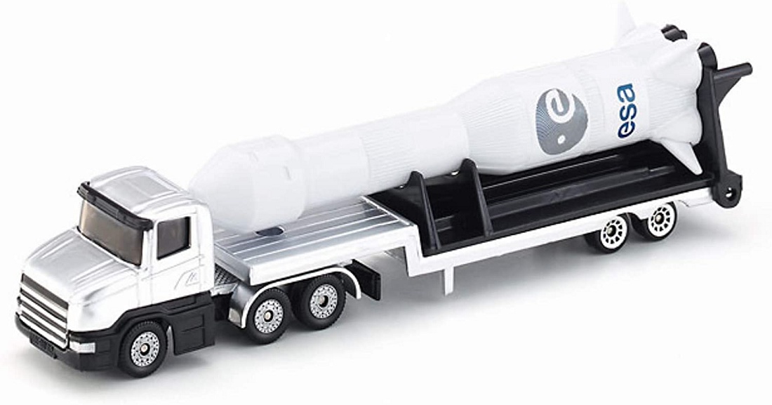 Foto de Camión de juguete con plataforma baja con cohete a escala