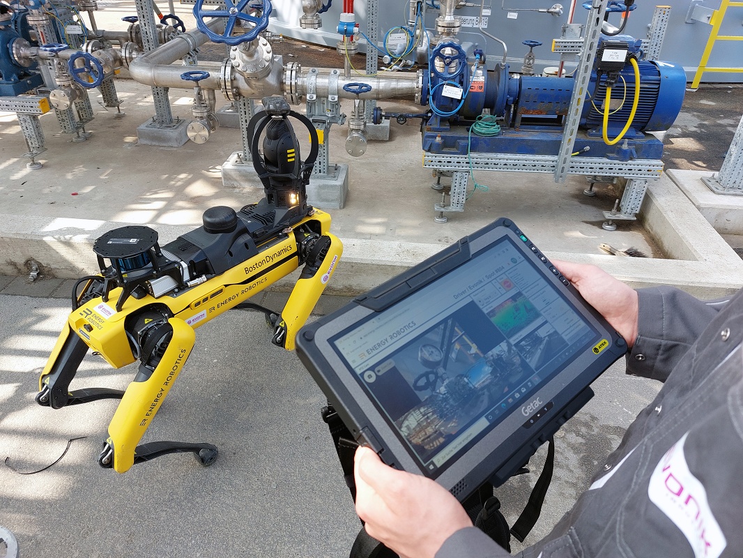 Foto de Tablet para control de robots autónomos en la industria química