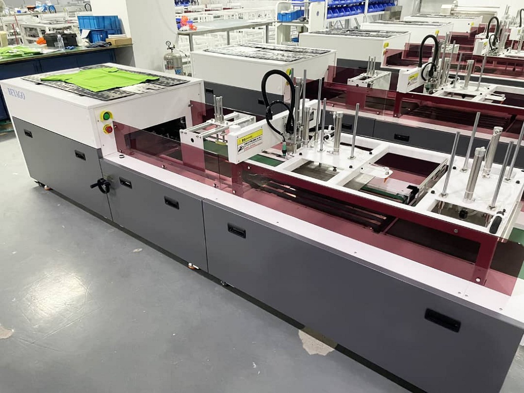 Foto deMaquinas de plegar y embolsar prendas de vestir