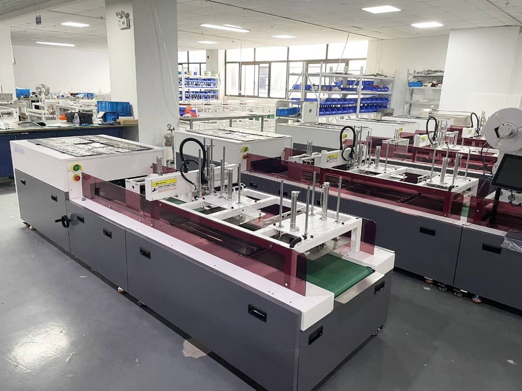 Foto deMaquinas de plegar y embolsar prendas de vestir