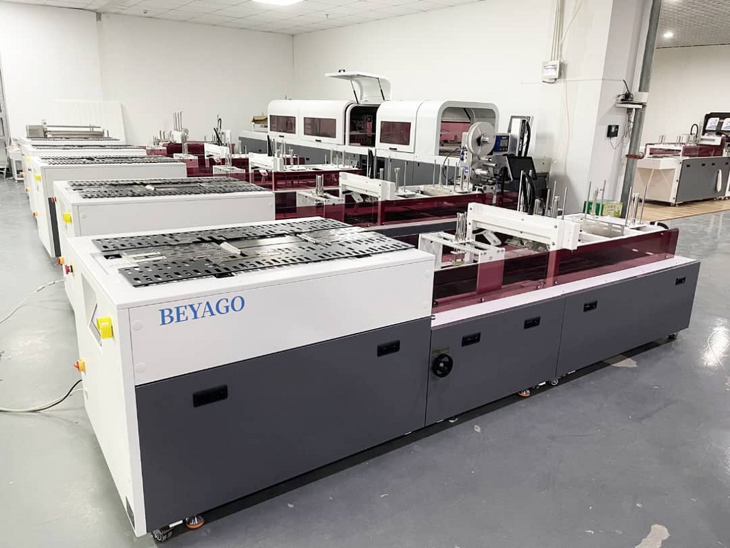 Foto deMaquinas de plegar y embolsar prendas de vestir