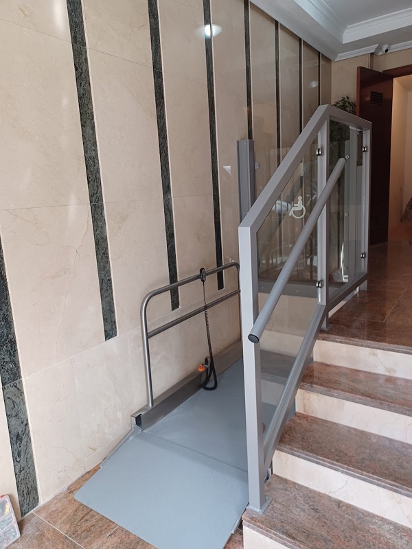 Foto deSalvaescaleras verticales