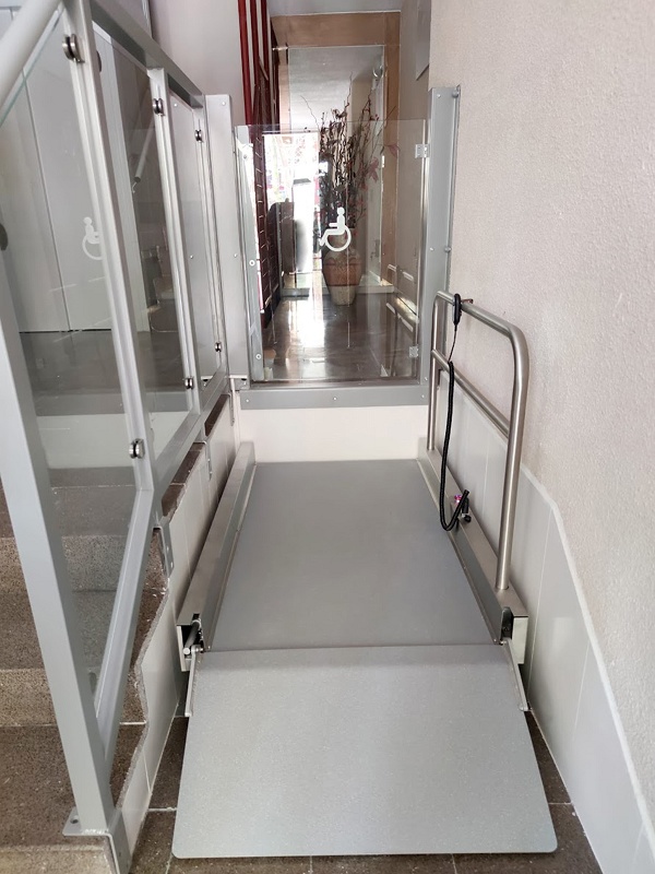 Foto deSalvaescaleras verticales