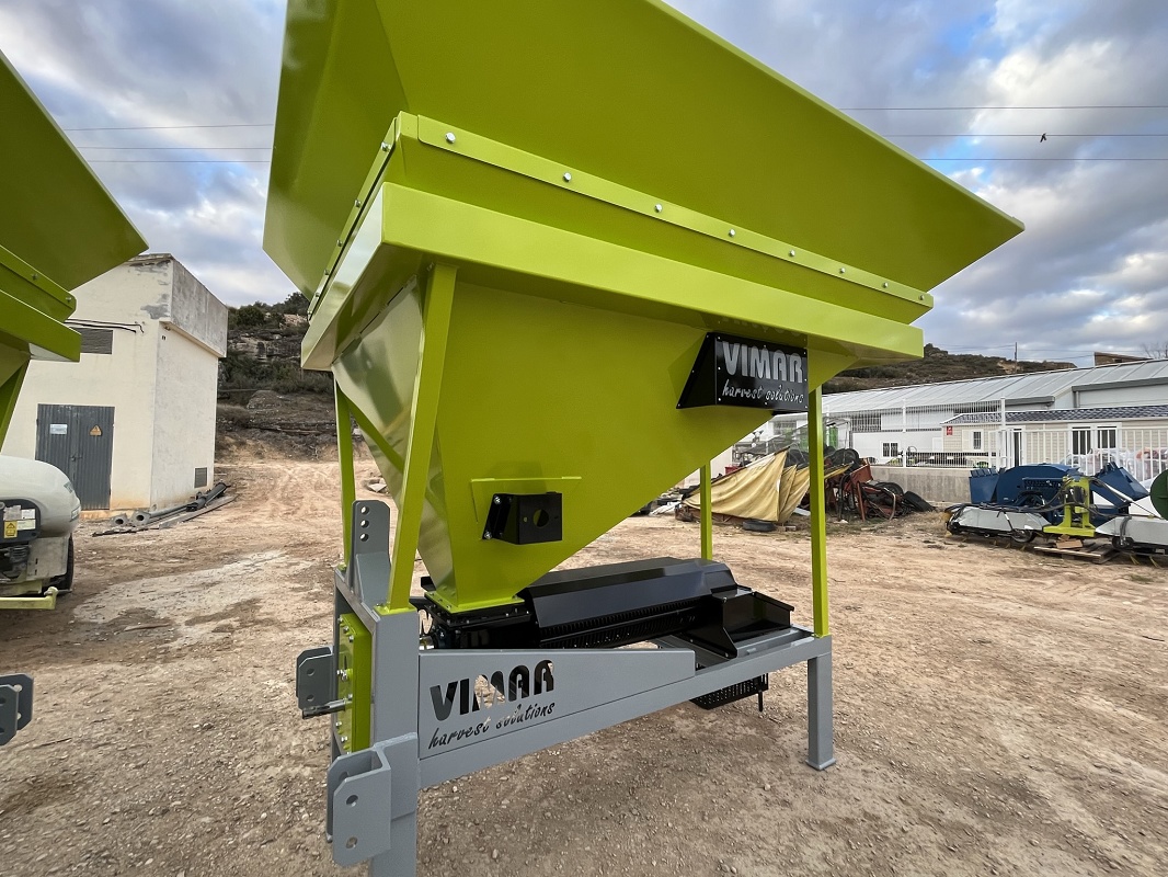 Foto dePeladoras de almendras bicuerpo