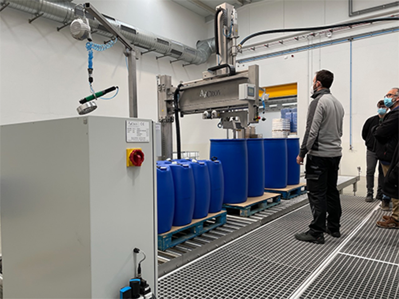 Foto deLíneas transportadoras para máquinas llenadoras de bidones, tambores, totes e IBC