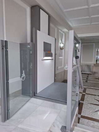 Foto deSalvaescaleras verticales hidráulicas