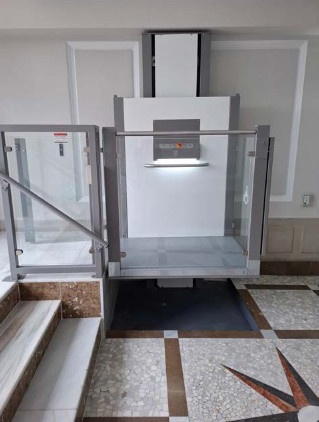 Foto deSalvaescaleras verticales hidráulicas