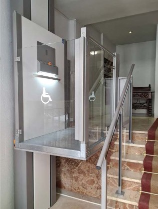 Foto deSalvaescaleras verticales hidráulicas