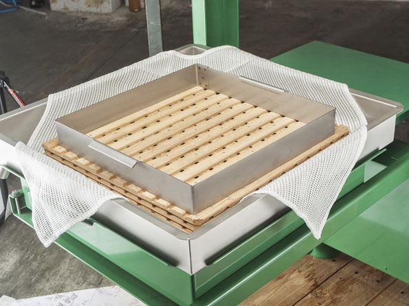 Foto de Prensas hidráulicas de bandeja con cubetas deslizables o giratorias para la extracción de zumos