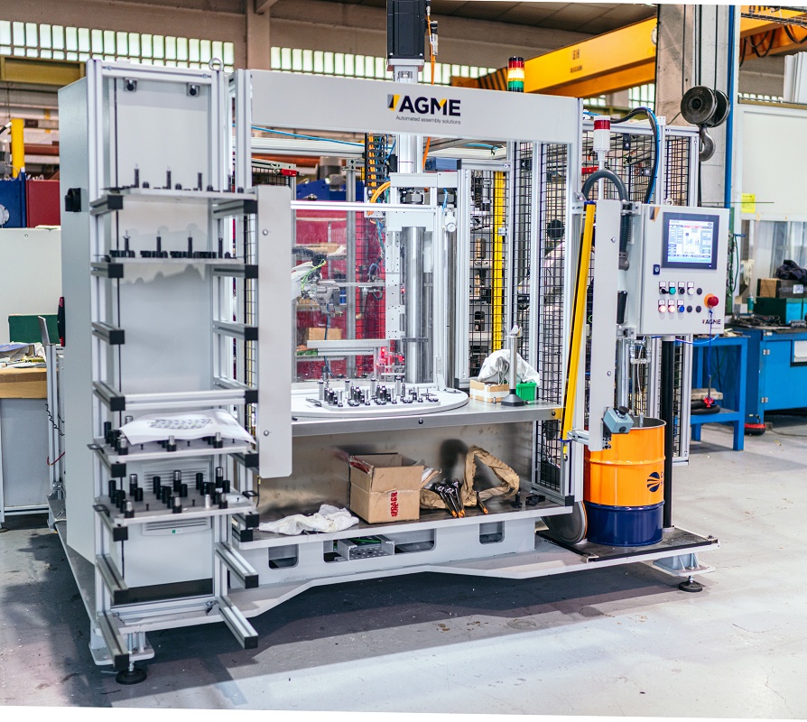 Foto de Máquinas especiales para el ensamblaje de componentes de batidoras