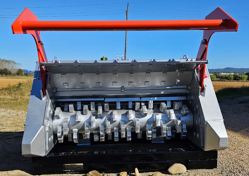 Foto deTrituradoras y fresadoras de piedras y maderas