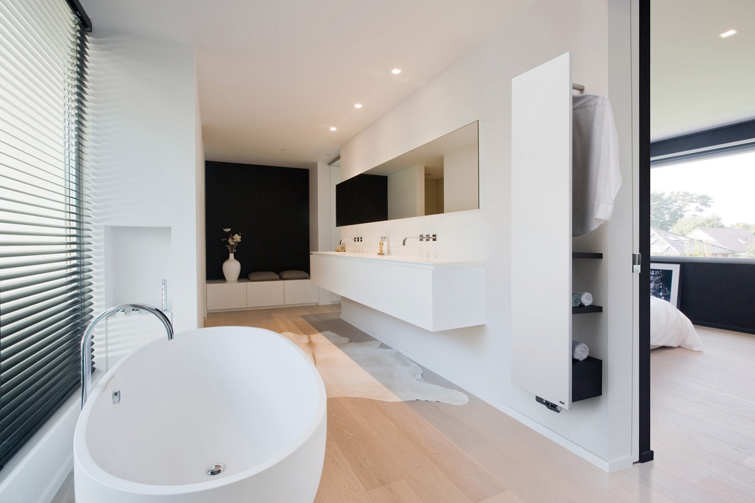 Foto de Radiadores de baño con espacio funcional posterior