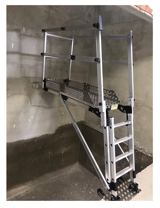 Foto dePlataforma de instalación sin andamios para huecos de ascensor